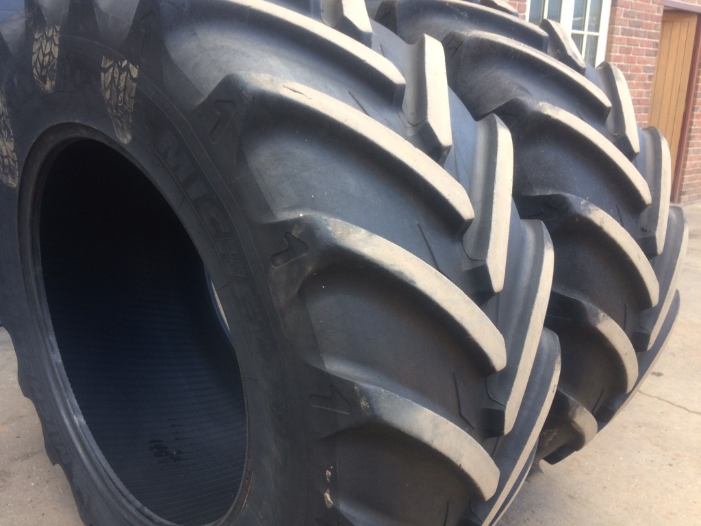 2x 650/60/38 + 2x 520/60/28 Michelin tyres 60%