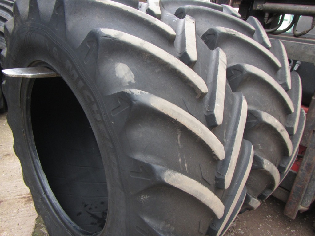 2x 650/60/38+ 2x 520/60/28 Michelin tyres 60%