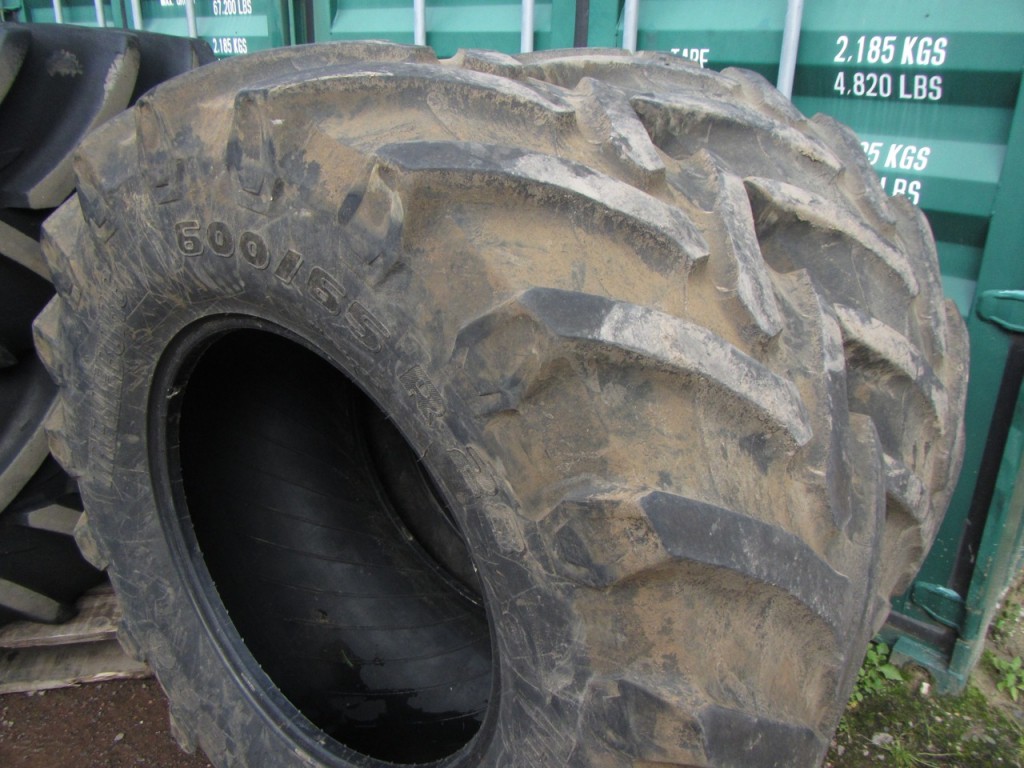 2x 650/75/38 + 2x 600/65/28 25% tyres