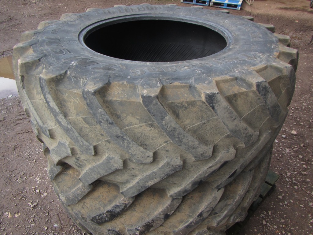 2x 650/75/38 + 2x 600/65/28 25% tyres