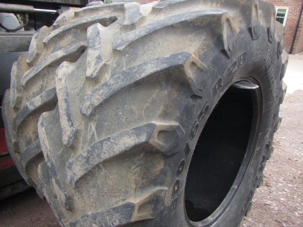 2x 650/75/38 + 2x 600/65/28 25% tyres