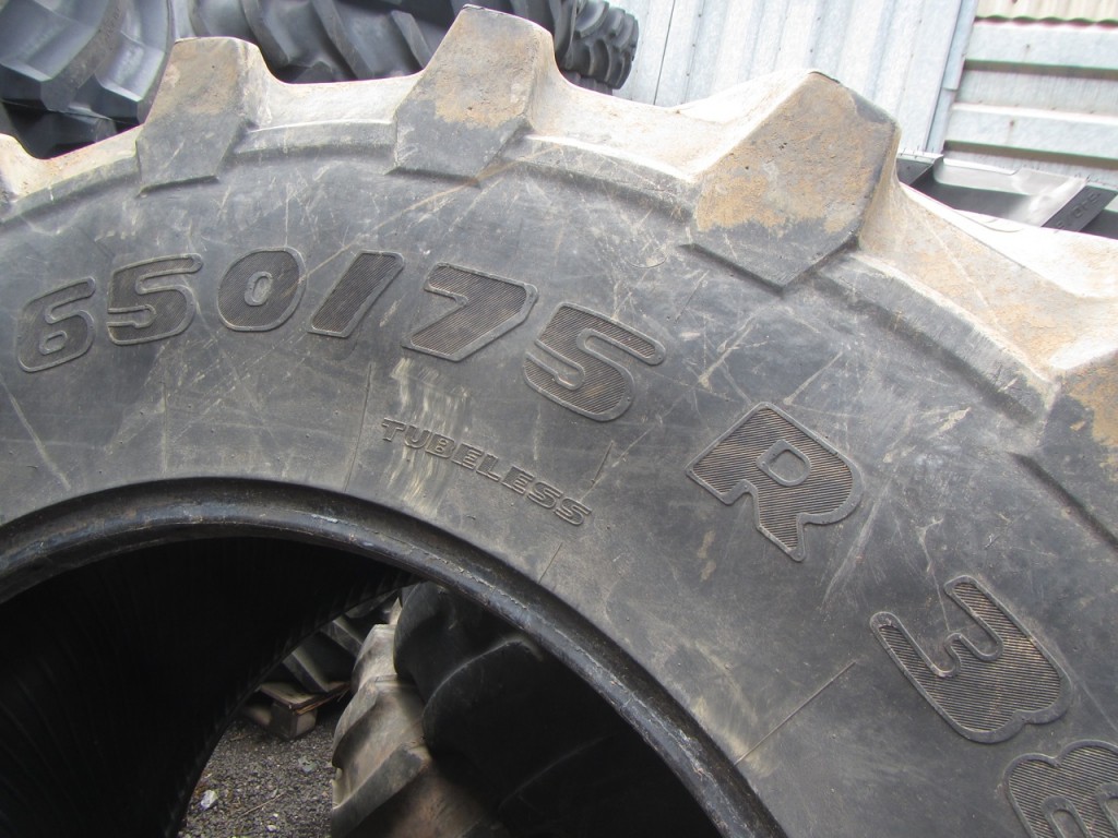 2x 650/75/38 + 2x 600/65/28 25% tyres