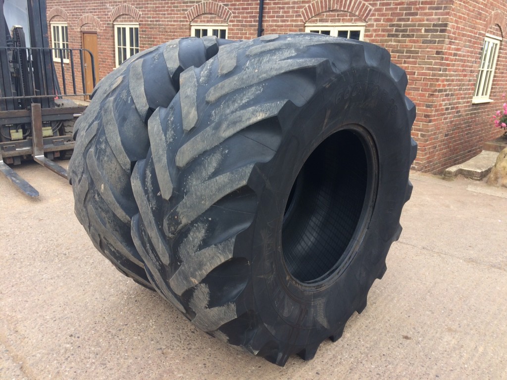 2x Michelin 600/70/28 tractor tyres 10%