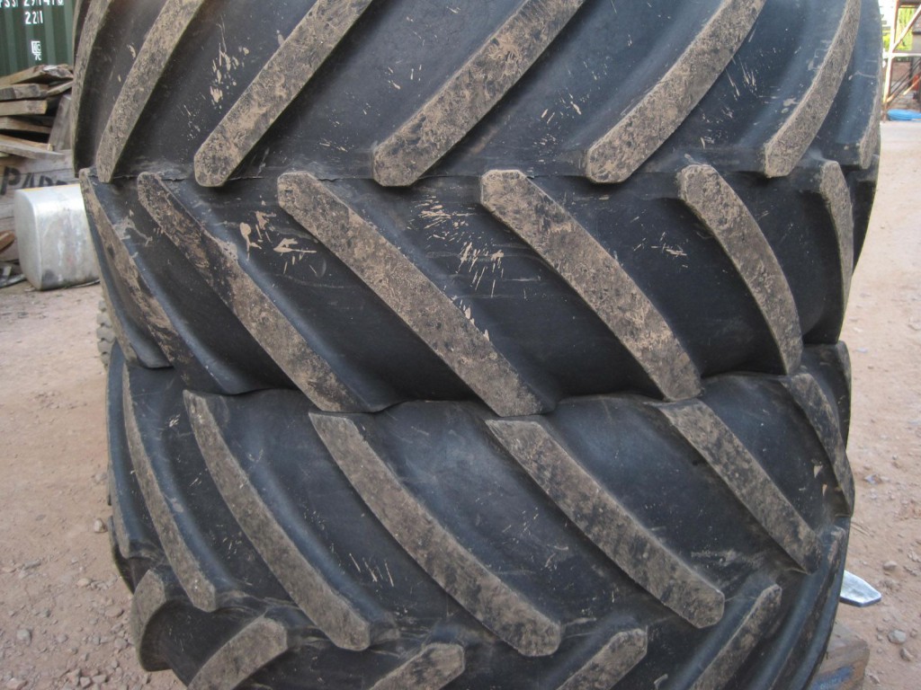 2x 650/75/38 + 600/65/28 Michelin tyres
