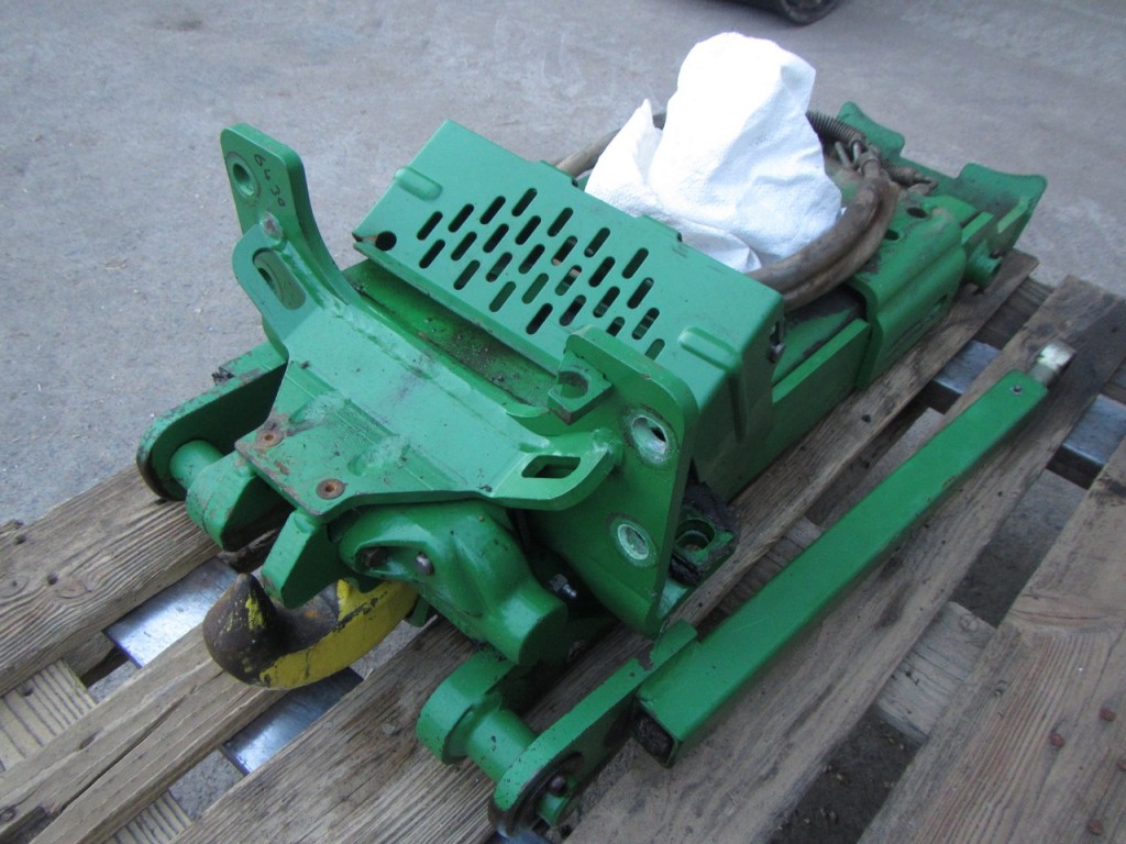 John Deere pickup hitch, taken of 2012 JD 6430, very good