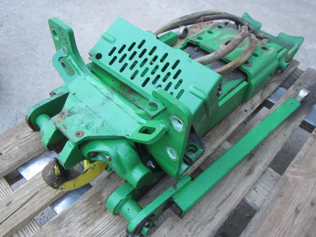 John Deere pickup hitch, taken of 2012 JD 6430, very good