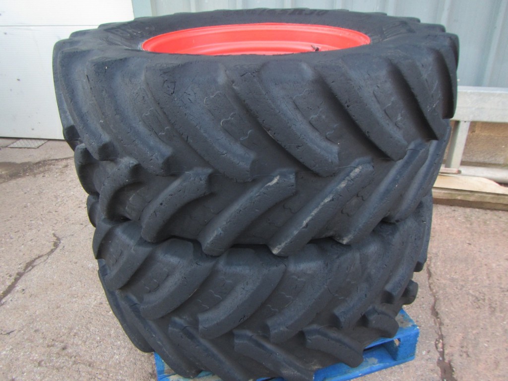 2x 650/65/42+ 2x 540/65/30 BKT tyres 50-60%, fitted to Fendt 700 series rims