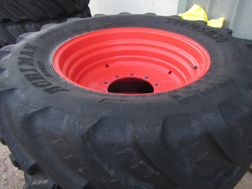 2x 650/65/42+ 2x 540/65/30 BKT tyres 50-60%, fitted to Fendt 700 series rims