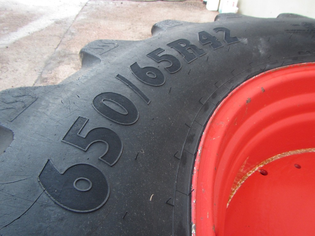 2x 650/65/42+ 2x 540/65/30 BKT tyres 50-60%, fitted to Fendt 700 series rims