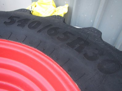 2x 650/65/42+ 2x 540/65/30 BKT tyres 50-60%, fitted to Fendt 700 series rims