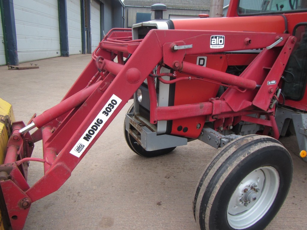 Quicke Alo 3030 extendable loader, MF brackets valve, Quicke carriage, bucket, this loader has come of a tractor that has only done 1,800 hours
