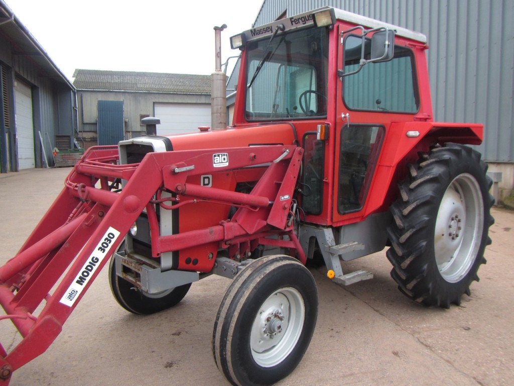 Quicke Alo 3030 extendable loader, MF brackets valve, Quicke carriage, bucket, this loader has come of a tractor that has only done 1,800 hours
