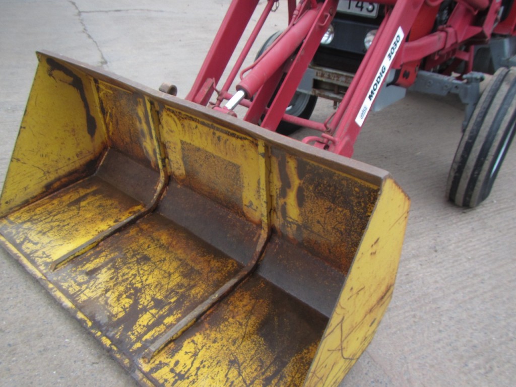 Quicke Alo 3030 extendable loader, MF brackets valve, Quicke carriage, bucket, this loader has come of a tractor that has only done 1,800 hours