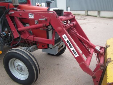 Quicke Alo 3030 extendable loader, MF brackets valve, Quicke carriage, bucket, this loader has come of a tractor that has only done 1,800 hours