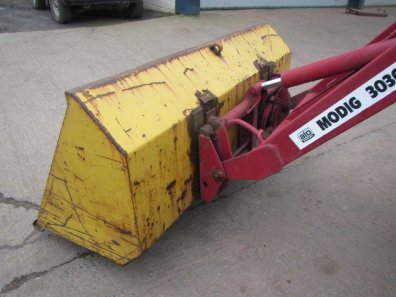 Quicke Alo 3030 extendable loader, MF brackets valve, Quicke carriage, bucket, this loader has come of a tractor that has only done 1,800 hours