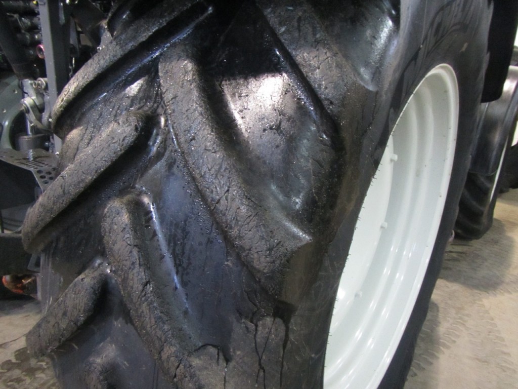 2x 650/65/42 50-60% + 2x 540/65/30 40-50% Michelin tyres
