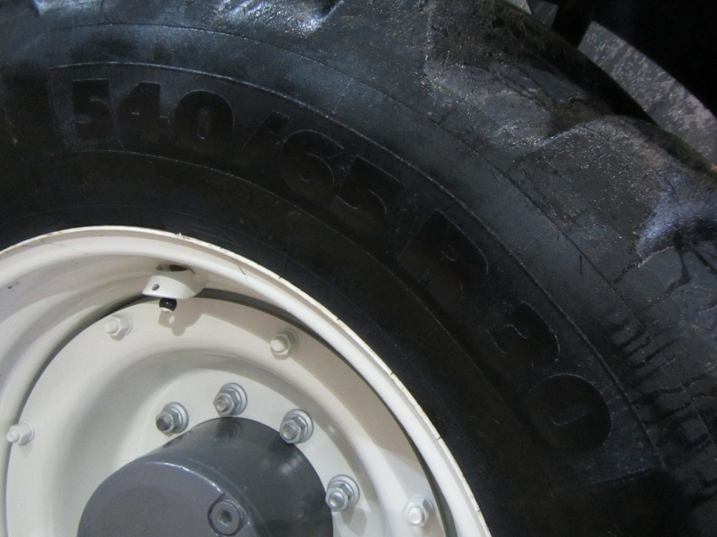 2x 650/65/42 50-60% + 2x 540/65/30 40-50% Michelin tyres
