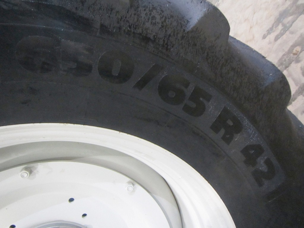 2x 650/65/42 50-60% + 2x 540/65/30 40-50% Michelin tyres