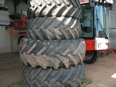 710/70/42 20% + 600/65/34 30% tyres