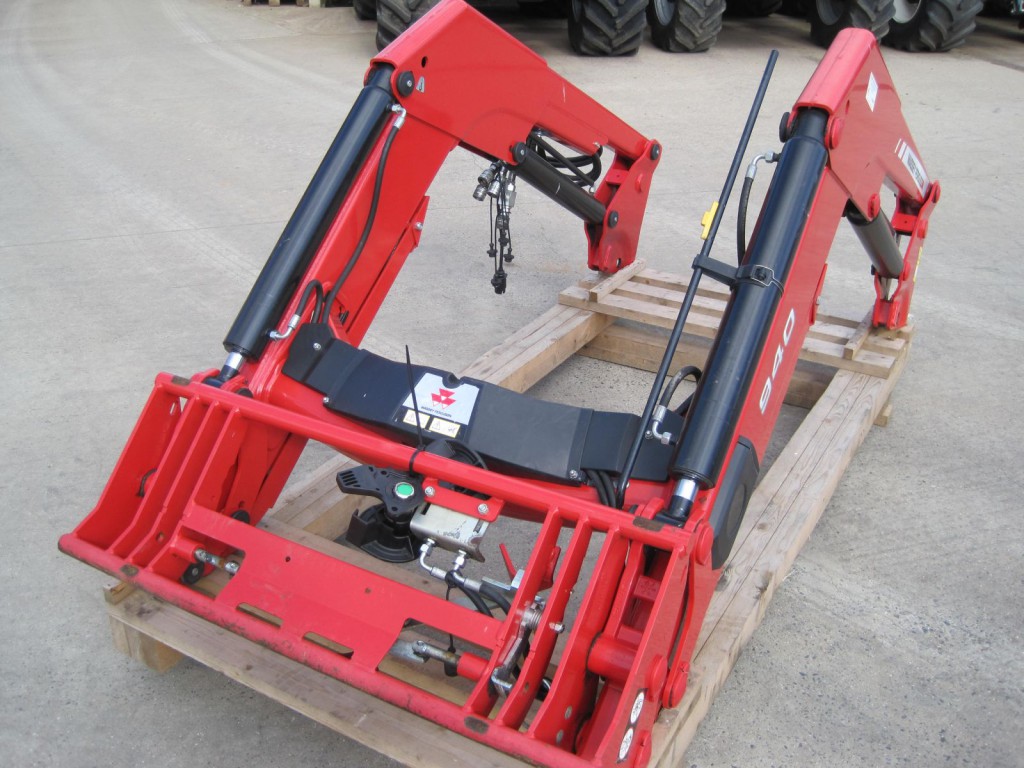 Massey Ferguson 940 loader, October 2008, third service, Euro carrige, in as new condition