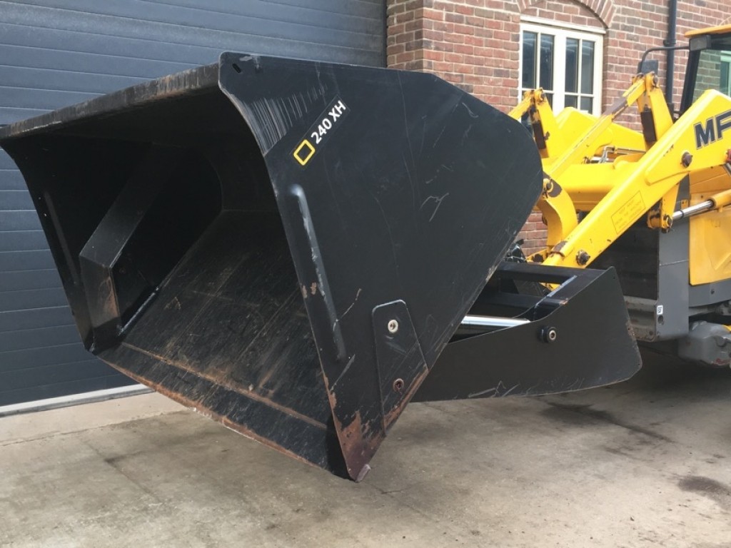 Quicke 240XH Toe tip bucket, 2016, Euro brackets, pipes