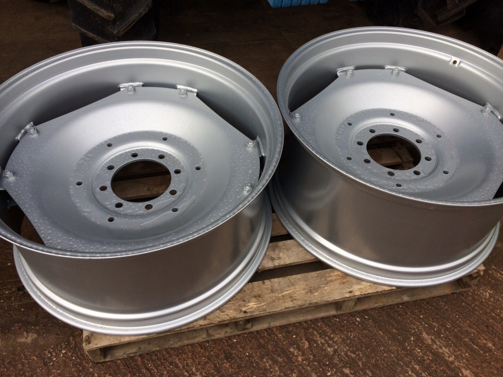 2x Case 1455 wheels, will also fit Case MX135, just been shot blasted and powder coated