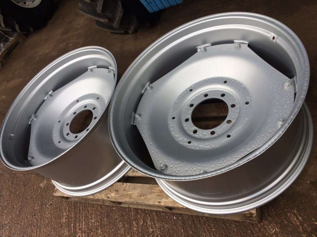 2x Case 1455 wheels, will also fit Case MX135, just been shot blasted and powder coated