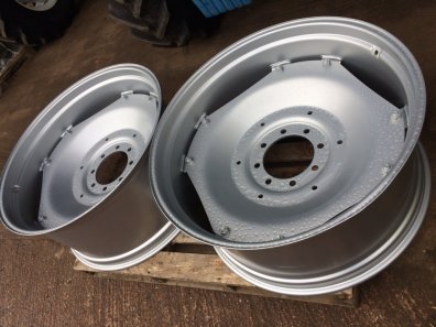 2x Case 1455 wheels, will also fit Case MX135, just been shot blasted and powder coated