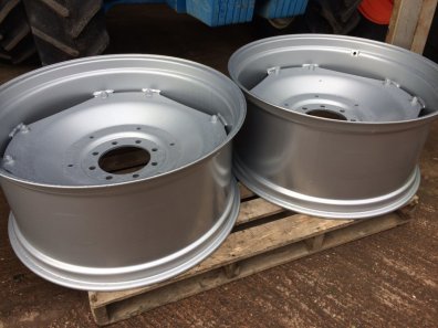 2x Case 1455 wheels, will also fit Case MX135, just been shot blasted and powder coated