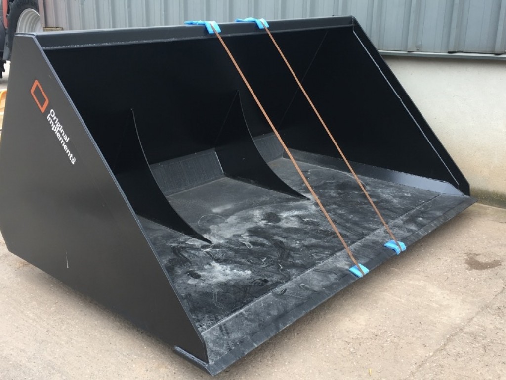 new Quicke grain bucket, Volvo BM brackets, 2.8 meters wide, this bucket will hold approx 3300kg of wheat