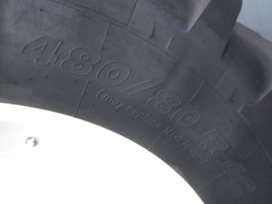 2x 18.4/42 + 2x 16.9/28 Michelin tyres 60%, fitted to New Holland wheels