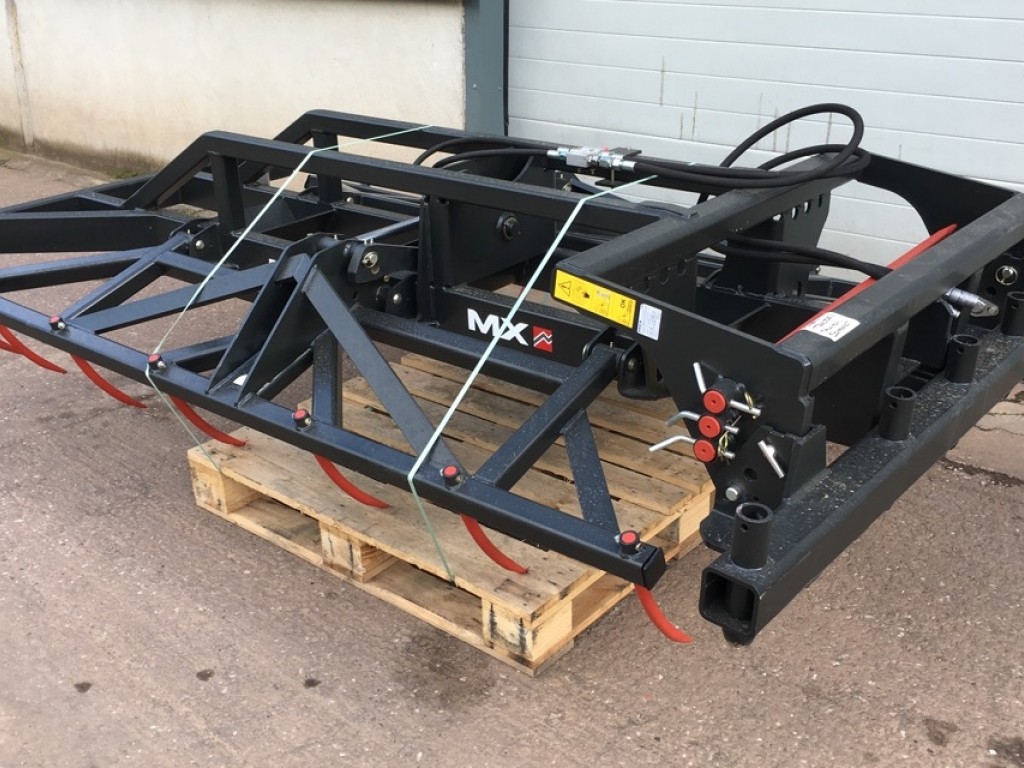MX V7000 bale grab, 3x bottom tines, this grab will lift 4x large square or 3x round bales