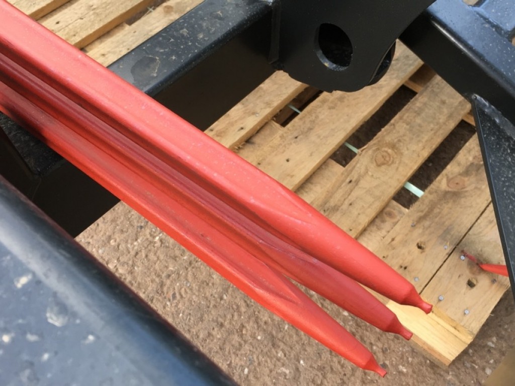 MX V7000 bale grab, 3x bottom tines, this grab will lift 4x large square or 3x round bales