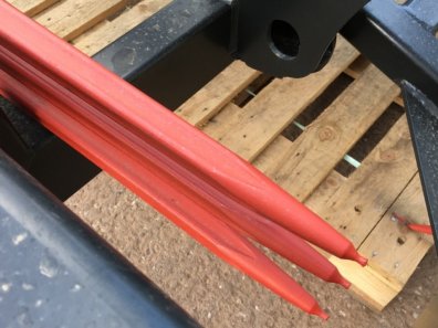 MX V7000 bale grab, 3x bottom tines, this grab will lift 4x large square or 3x round bales