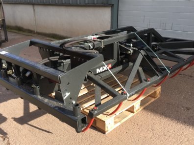MX V7000 bale grab, 3x bottom tines, this grab will lift 4x large square or 3x round bales