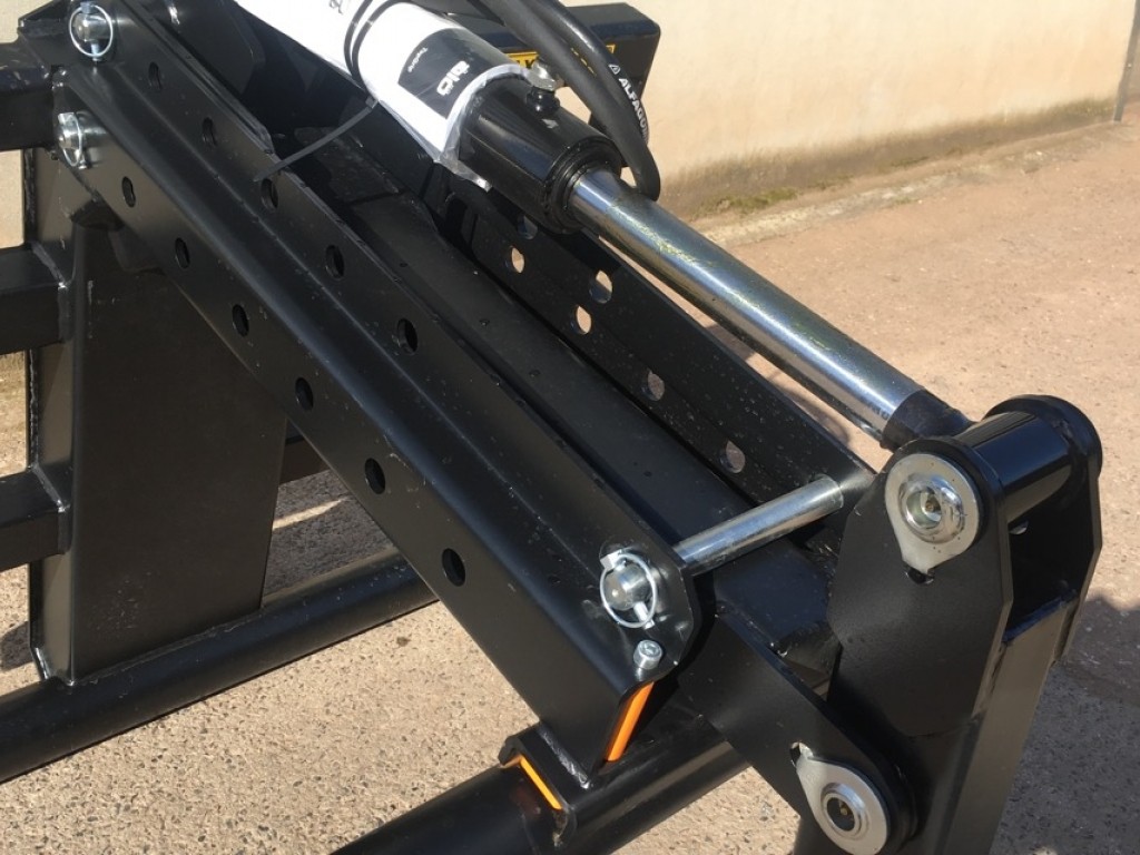 Quicke Alo Topgrip over the top bale handler, Euro brackets