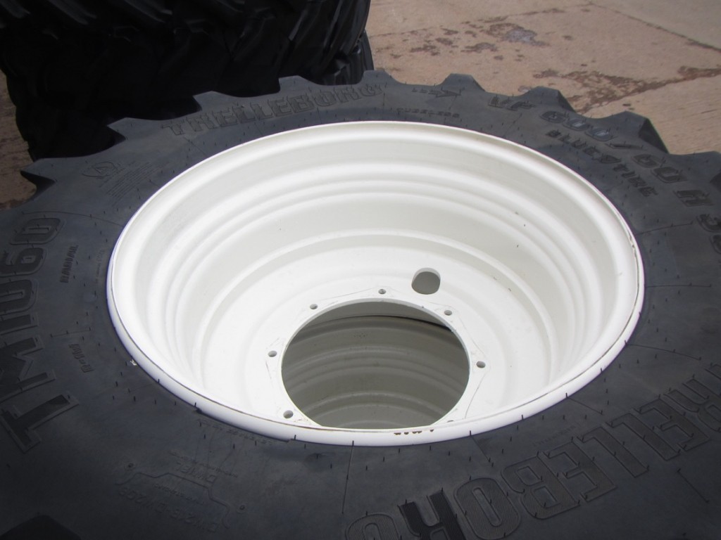 2x 710/60/42 + 2x 600/60/30 Trelleborg tyres 99%, fitted to New Holland wheels