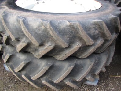 2x 13.6/38 Goodyear Super Traction Radial tyres 40%, fitted to New Holland rims