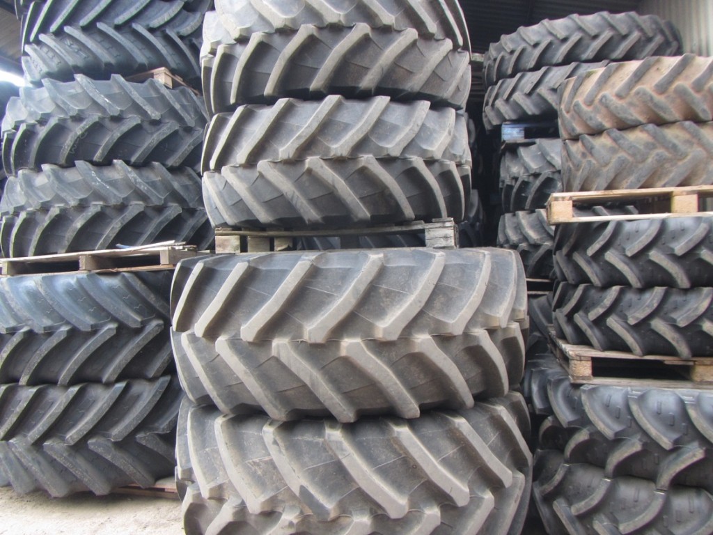 2x 710/70/38 + 600/65/28 Trelleborg tyres 95%, fitted to Case rims