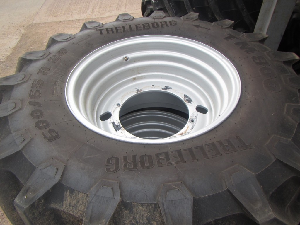 2x 710/70/38 + 600/65/28 Trelleborg tyres 95%, fitted to Case rims