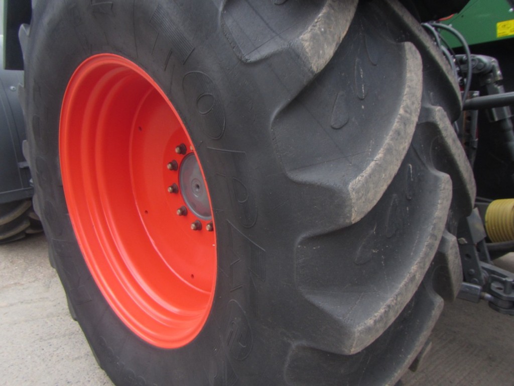 2x 650/85/38 60% + 2x 600/65/34 35% tyres, fitted to 900 series Fendt rims