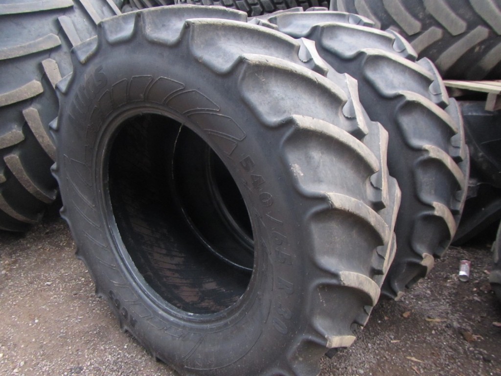 2x 650/65/42 60% hhh 540/65/30 45% tyres