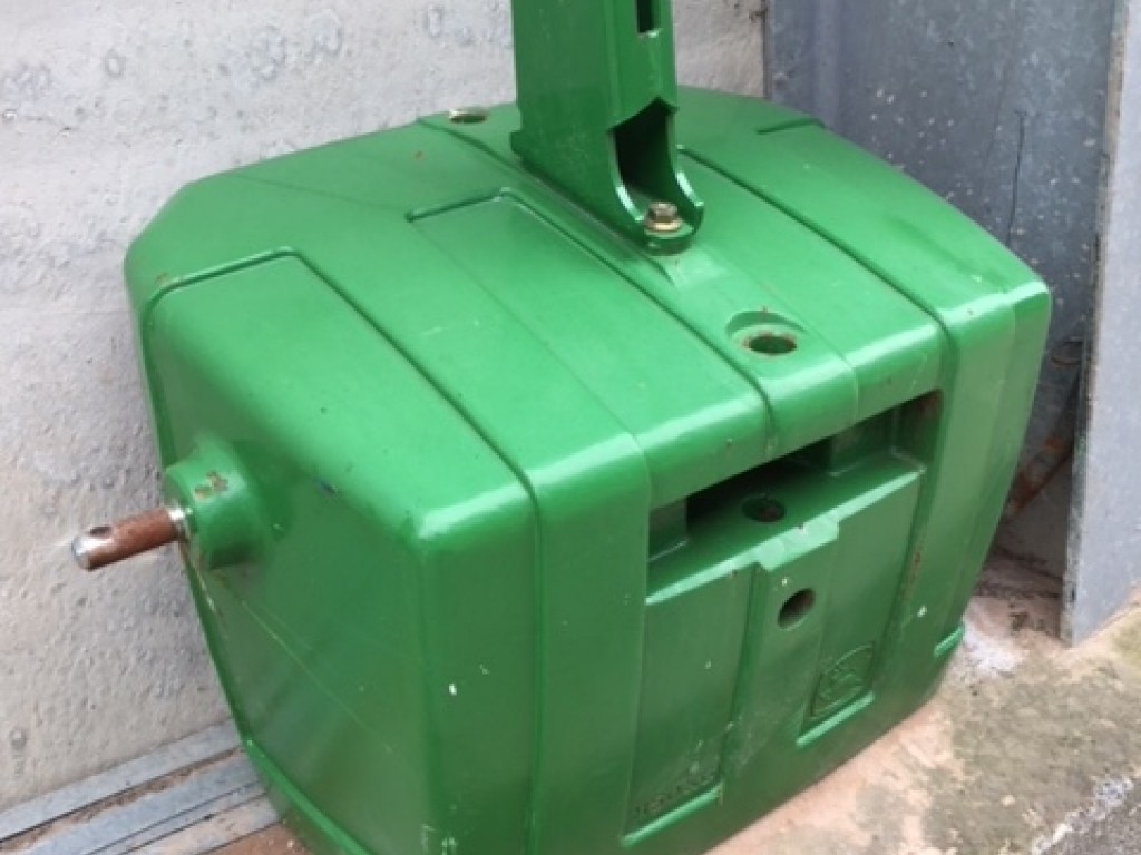 John Deere 1150 kg weight block, complete with top link bracket