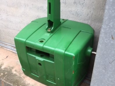 John Deere 1150 kg weight block, complete with top link bracket