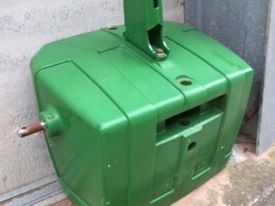 John Deere 1150 kg weight block, complete with top link bracket