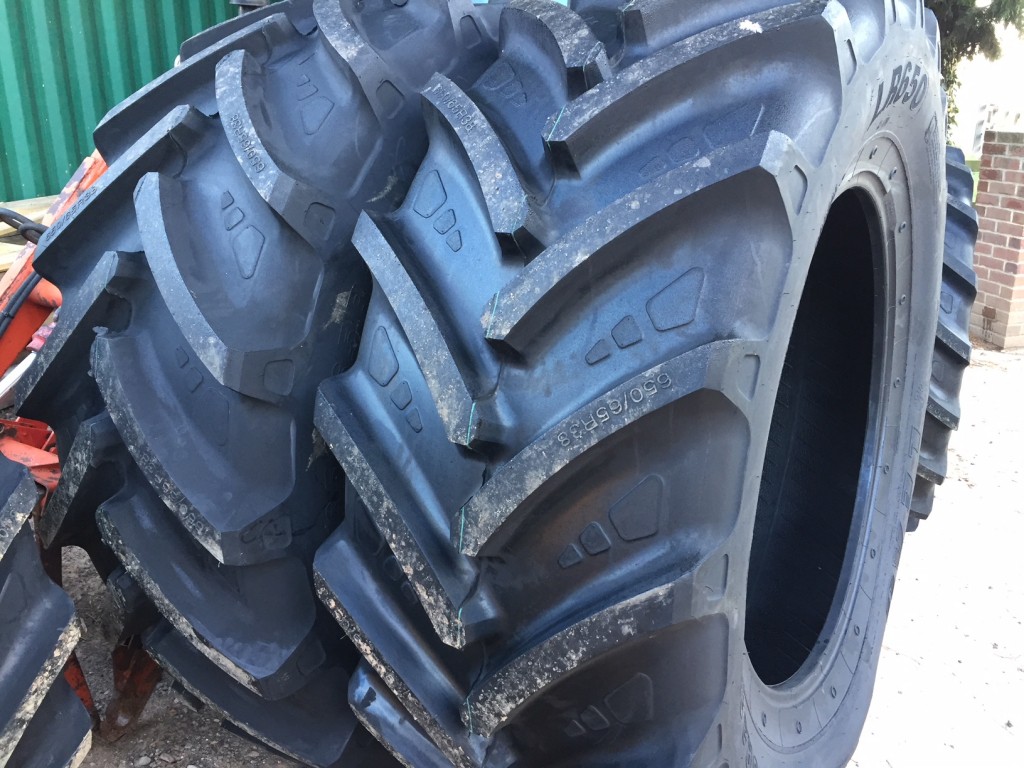 2x 650/65/38 + 2x 540/65/28 new Leao tyres