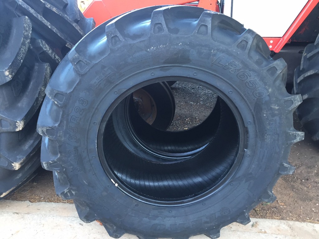 2x 650/65/38 + 2x 540/65/28 new Leao tyres