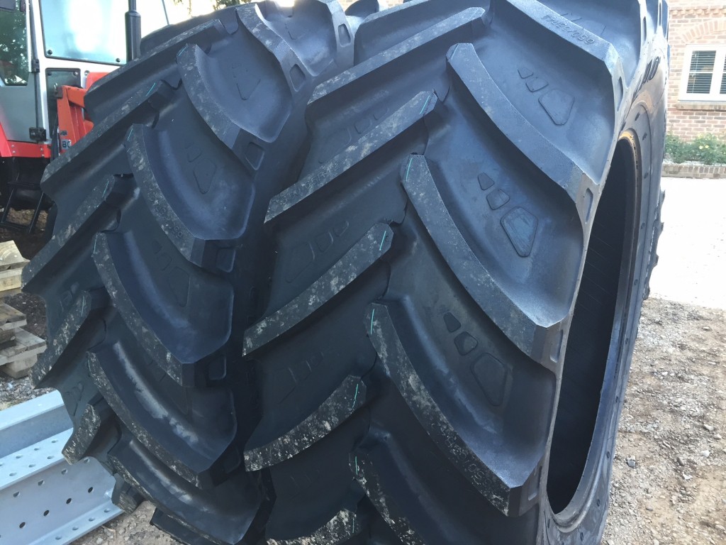 2x 650/65/42 + 2x 540/65/30 new Leao tyres