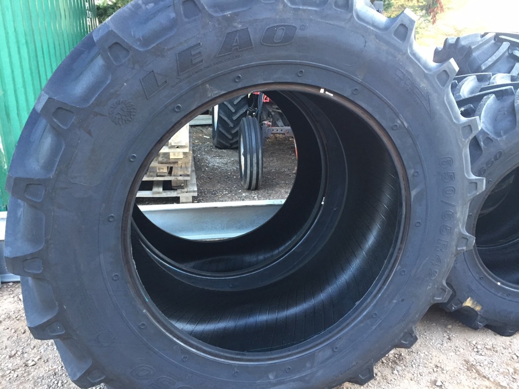 2x 650/65/42 + 2x 540/65/30 new Leao tyres