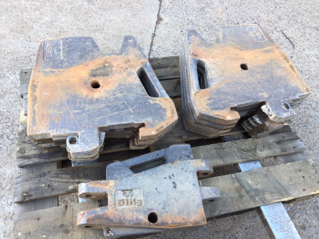 12x 45kg Massey Ferguson tractor weights, plus 1x 51kg centre tow weight, good condition
